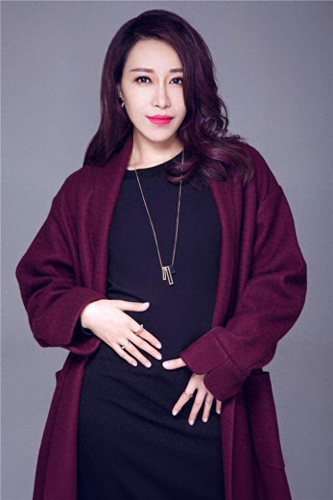 美女歌手金池,歌声磁性有穿透力,唱功与台风俱佳,为舞台而生!