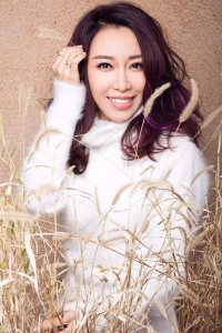 ​美女歌手金池，歌声磁性有穿透力，唱功与台风俱佳，为舞台而生！