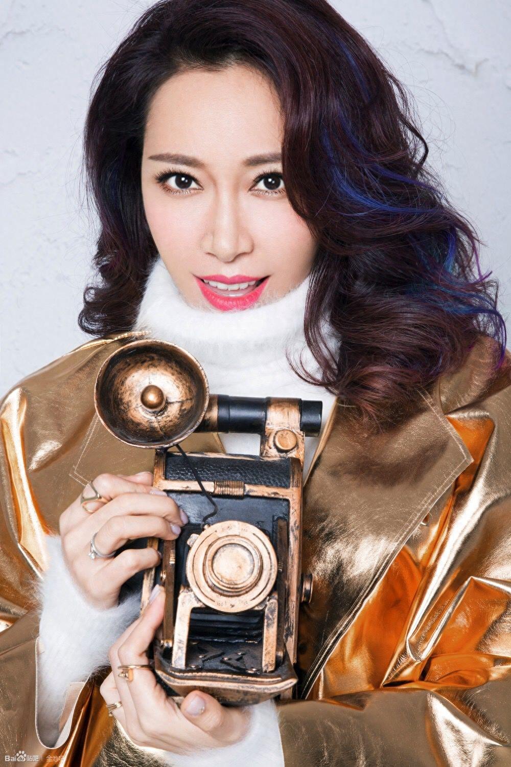 美女歌手金池,歌声磁性有穿透力,唱功与台风俱佳,为舞台而生!