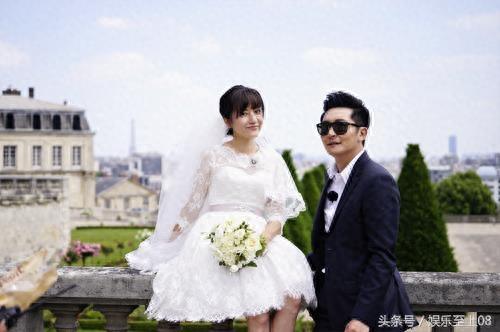 38岁郭京飞的妻子鲍莉近照,美貌不输姐姐鲍蕾