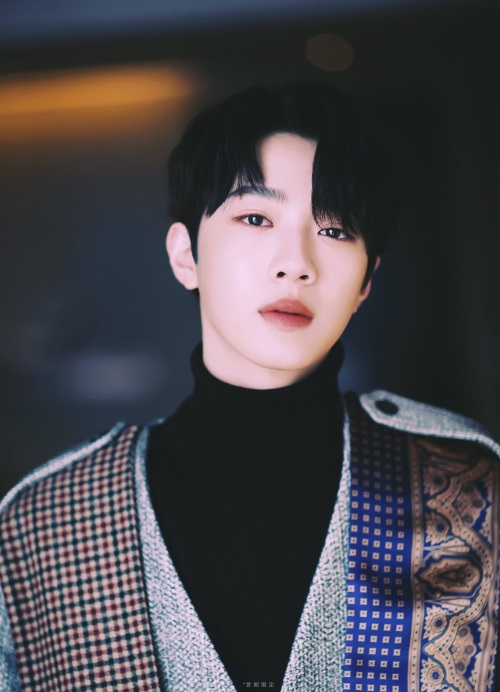 赖冠霖首开微博5小时粉丝高达六十五万，将来的发展前途无量哦！