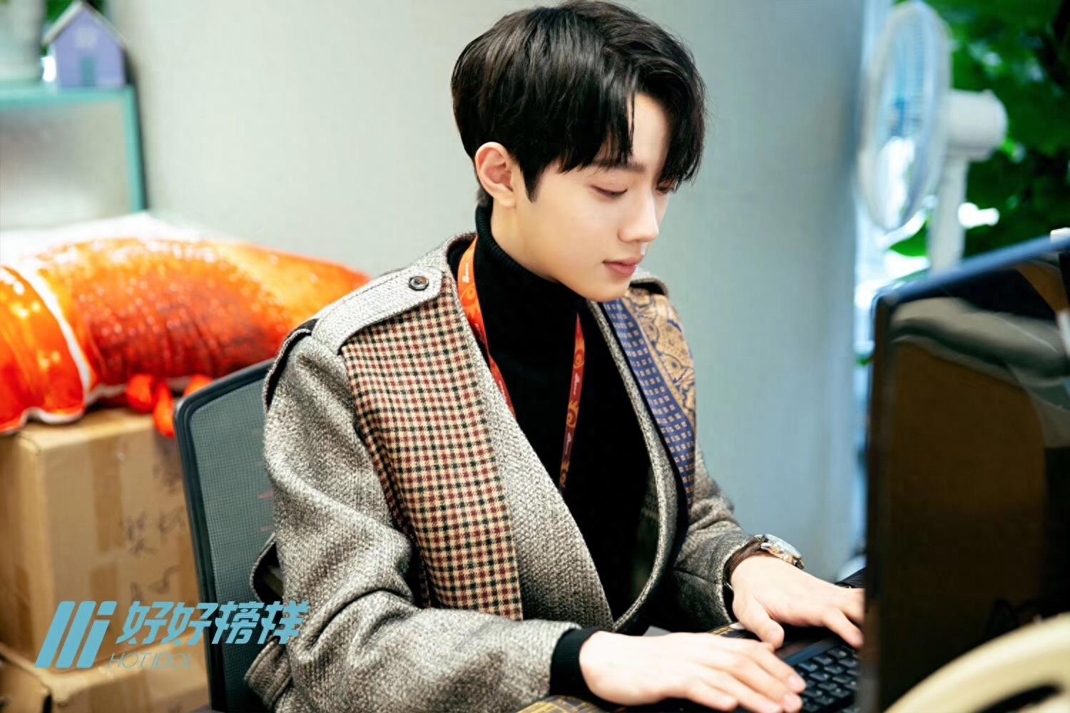 赖冠霖首开微博5小时粉丝高达六十五万，将来的发展前途无量哦！