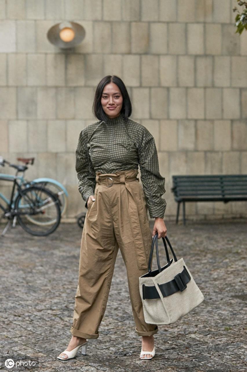 皮质短裤太时尚了,随意搭配就很有大牌质感