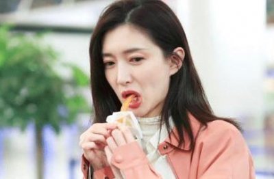 ​江疏影机场吃辣条，女神如此接地气吗？