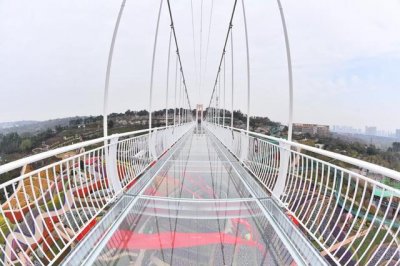 ​春天新玩法 新都漫花庄园酷炫玻璃桥等你去打卡