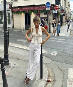 ​白色裤子的8套搭配，穿出不过时的时尚感，普通人也能穿得洋气