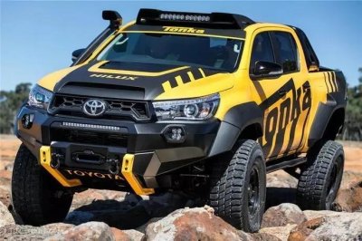 ​皮卡“终结者”，新款丰田海拉克斯曝光，3.5T+8AT，尺寸超猛禽