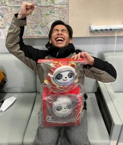 ​日本花滑名将织田信成排队4.5小时抢购冰墩墩 叹奇迹！如愿买到了