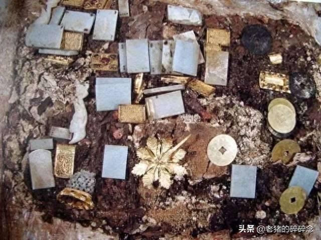 老照片:明太祖朱元璋二十三子郢靖王墓考古现场,图5为出土文物