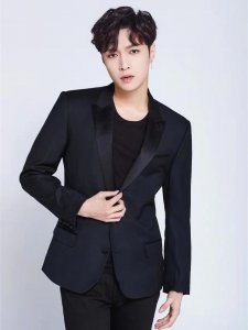 ​张艺兴出席格莱美，黑色西装气场全开