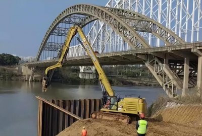 ​南宁这座大桥成东环快速路瓶颈段，正在建复线桥，实现双向8车道