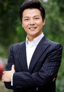 ​45岁央视主持人任鲁豫二胎产子，发文自称有经验没想到却吓到腿软