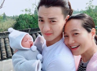 ​朱丹女儿从小是美人坯子，才两岁双眼皮抢镜，笑起来的时候像妈妈