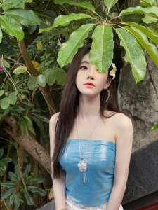 ​冯提莫晒新照，精致锁骨惹人爱，皮肤白皙似少女