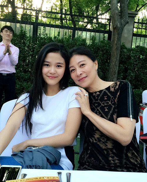 岳红的女儿岳以恩不好看太丑了演技太差?岳以恩资料男朋友是谁