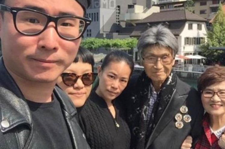 18年傅达仁在家人陪伴下瑞士安乐死,药一饮而尽,在儿子怀中去世