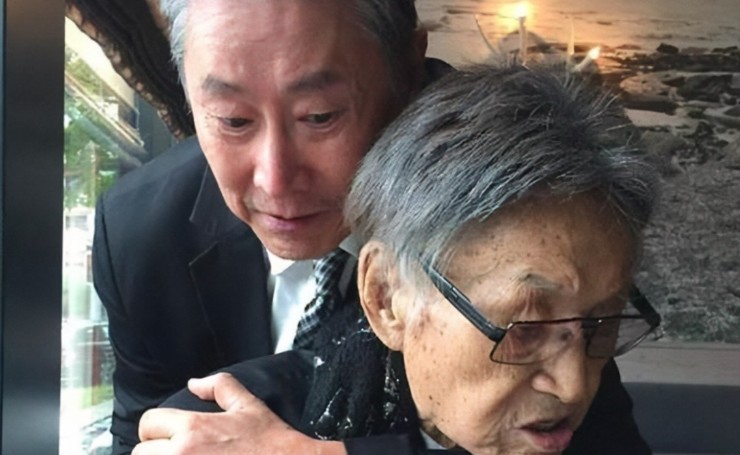 18年傅达仁在家人陪伴下瑞士安乐死,药一饮而尽,在儿子怀中去世