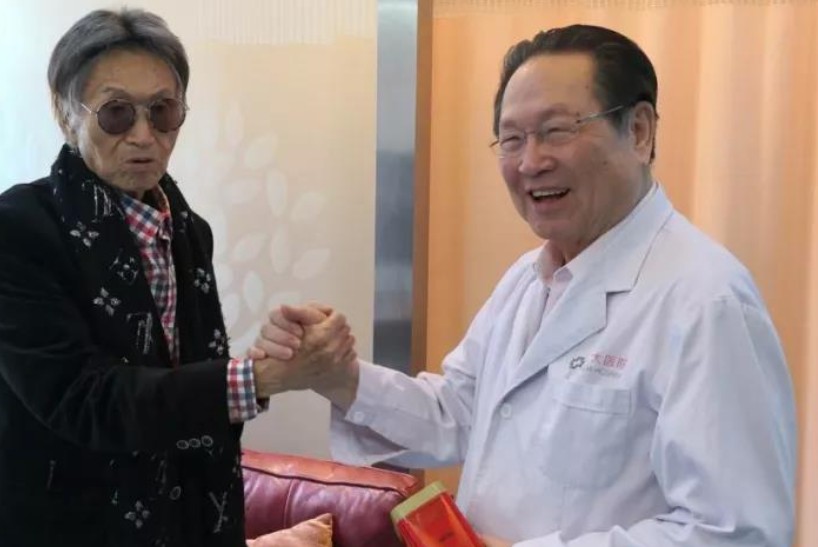 18年傅达仁在家人陪伴下瑞士安乐死,药一饮而尽,在儿子怀中去世