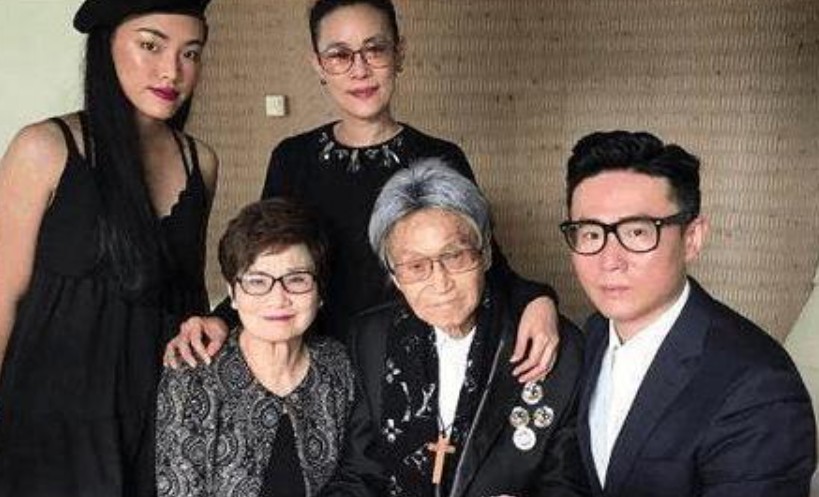 18年傅达仁在家人陪伴下瑞士安乐死,药一饮而尽,在儿子怀中去世