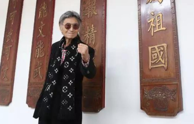18年傅达仁在家人陪伴下瑞士安乐死,药一饮而尽,在儿子怀中去世