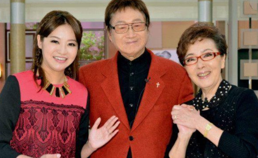 18年傅达仁在家人陪伴下瑞士安乐死,药一饮而尽,在儿子怀中去世