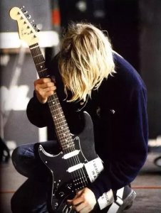 ​黄贯中砸吉他(摇滚明星黄贯中的原因让人落泪）