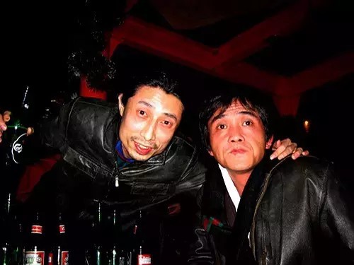 黄贯中砸吉他(摇滚明星黄贯中的原因让人落泪）