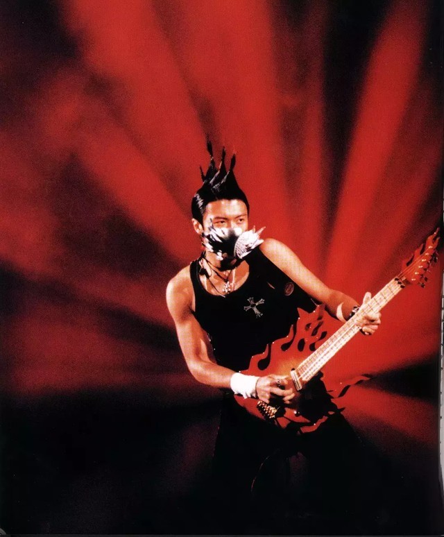 黄贯中砸吉他(摇滚明星黄贯中的原因让人落泪）