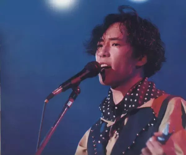 黄贯中砸吉他(摇滚明星黄贯中的原因让人落泪）