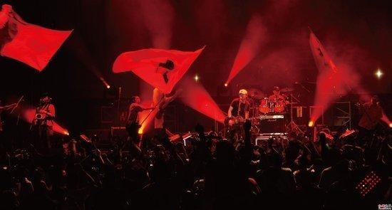 黄贯中砸吉他(摇滚明星黄贯中的原因让人落泪）