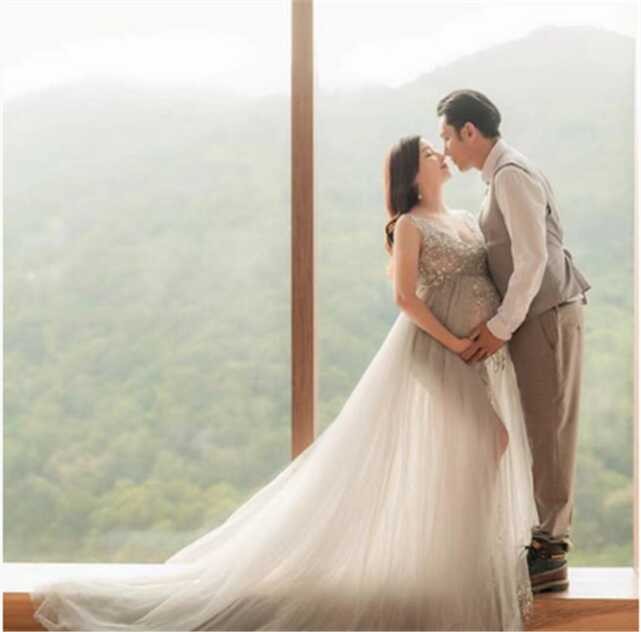 刘德华三度金像奖(刘德华一家人的近照)