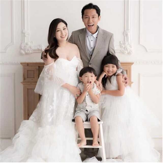 刘德华三度金像奖(刘德华一家人的近照)