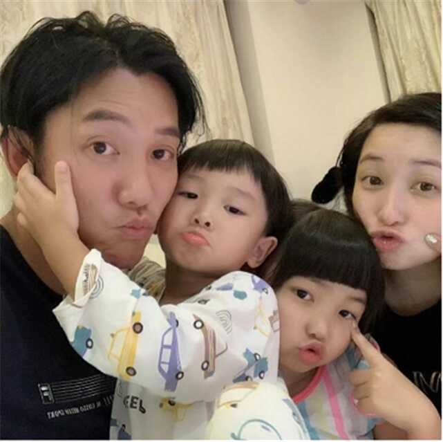 刘德华三度金像奖(刘德华一家人的近照)