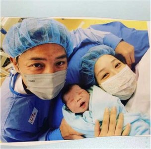 ​刘德华三度金像奖(刘德华一家人的近照)