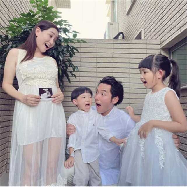 刘德华三度金像奖(刘德华一家人的近照)