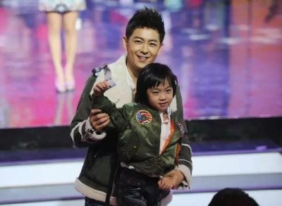 ​林志颖为4岁双胞胎儿子庆生晒合照！二儿子与Kimi更像