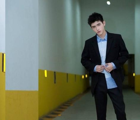 颁奖礼上陈飞宇口误对陈凯歌说我是你爸 惹台下众人爆笑