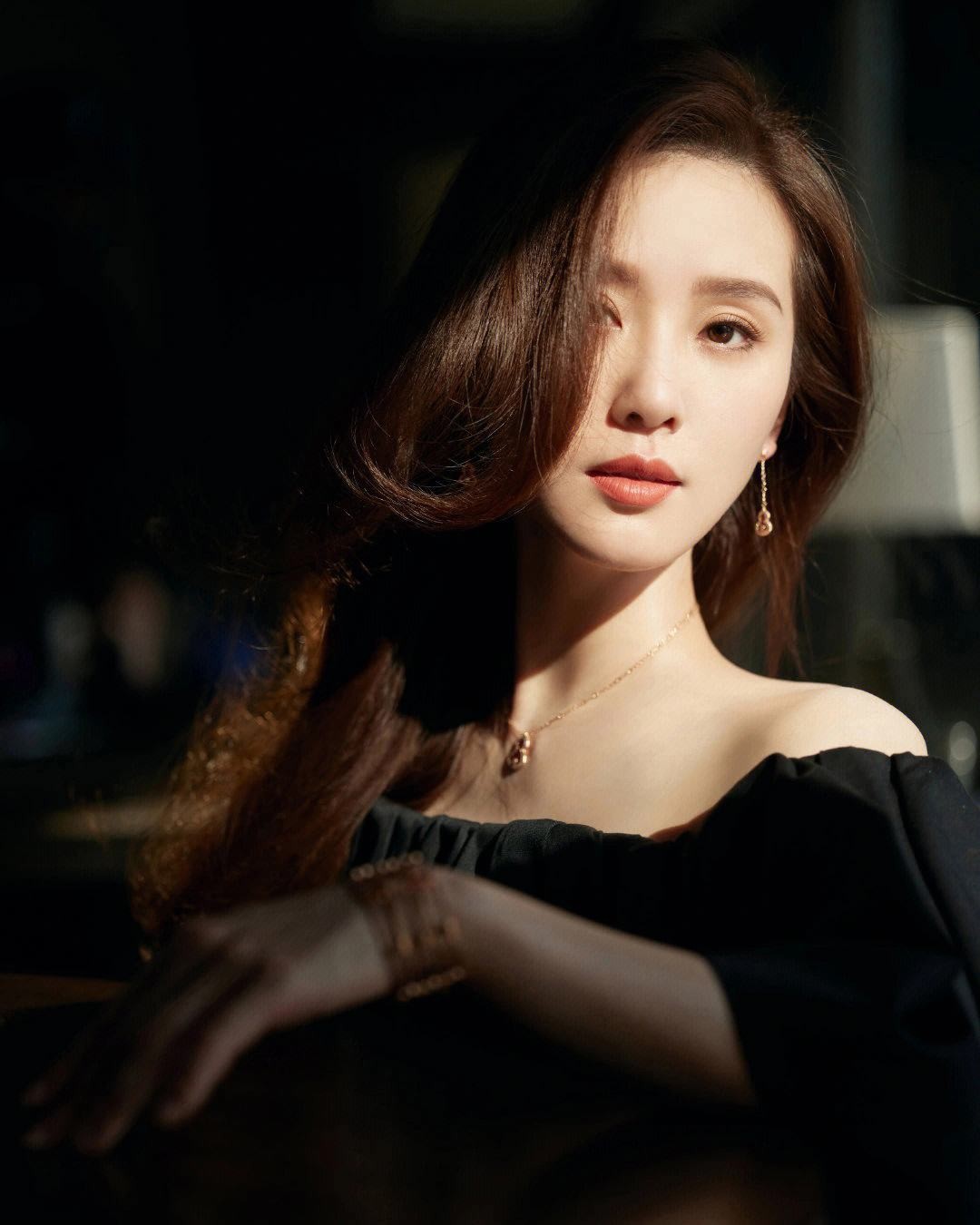 6岁刘诗诗现身上海！单扎马尾充满青春活力，肤白貌美似18岁少女