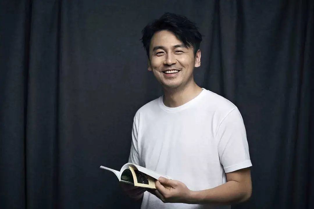 《人世间》后再出“王炸”,2025年一开年,雷佳音就赢到发麻了?