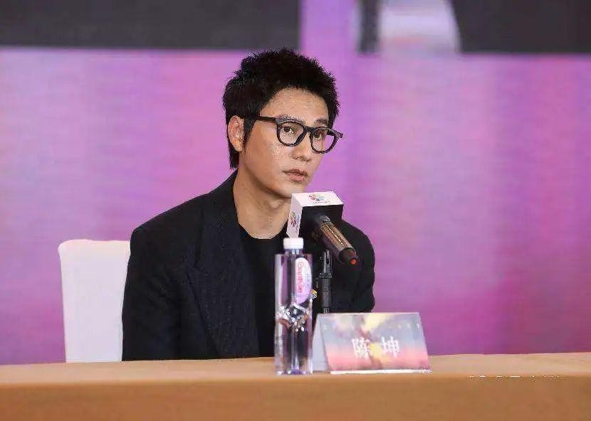 《人世间》后再出“王炸”,2025年一开年,雷佳音就赢到发麻了?