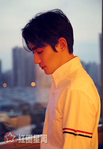 朱一龙啃指甲什么原因 水晶甲也阻挡不了居老师对指甲的人热情