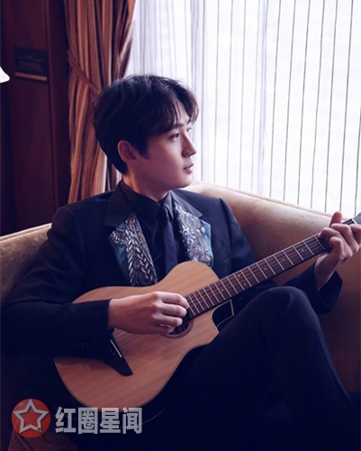 朱一龙啃指甲什么原因 水晶甲也阻挡不了居老师对指甲的人热情