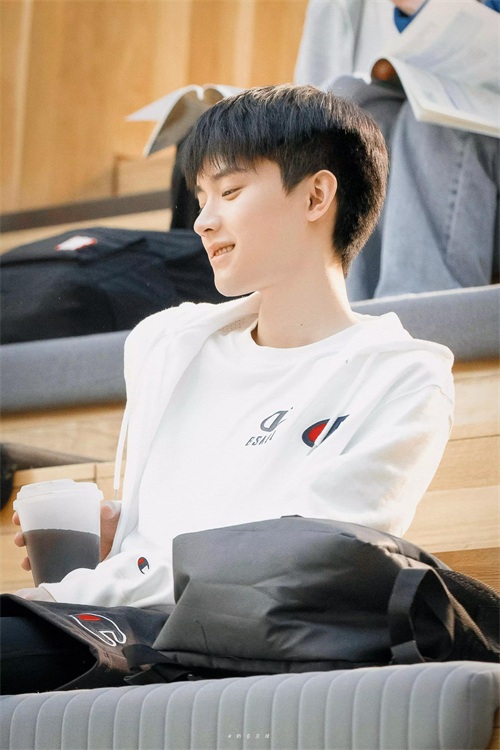 周翊然：少年感好强！和周迅CP感爆棚