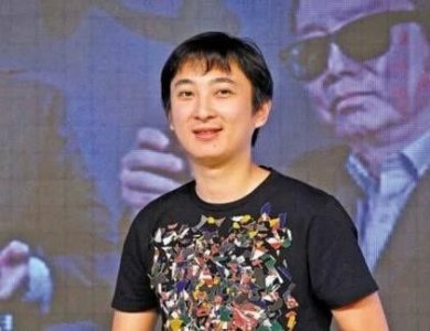 ​王思聪不敢招惹他，向华强对他礼让三分，20亿说“扔”就“扔”