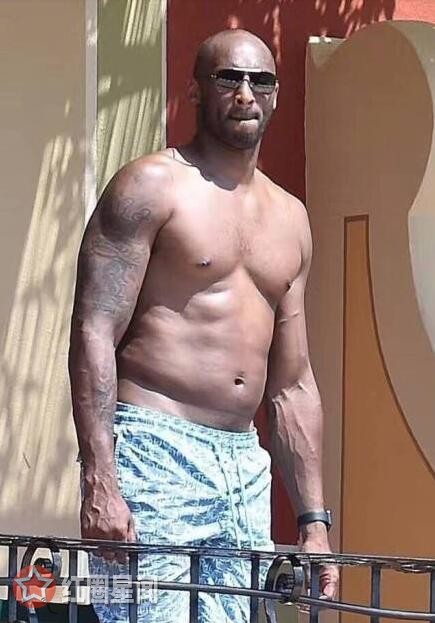 一代球王科比退役轰动全世界 李易峰点赞科比发福照