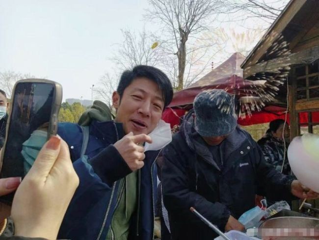 撒贝宁一家四口出游被偶遇 带妻子李白过中国年