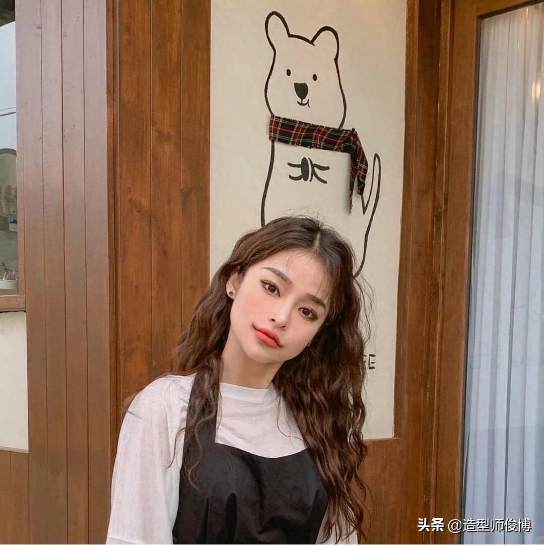 2019秋冬高人气的中长发蛋卷头发型，好看又温暖，做气质女性