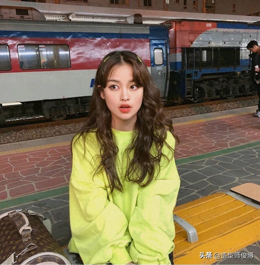 2019秋冬高人气的中长发蛋卷头发型，好看又温暖，做气质女性