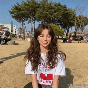 ​2019秋冬高人气的中长发蛋卷头发型，好看又温暖，做气质女性