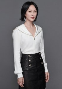 ​周迅现身录脱口秀大会5 自由随性穿搭精灵感满满